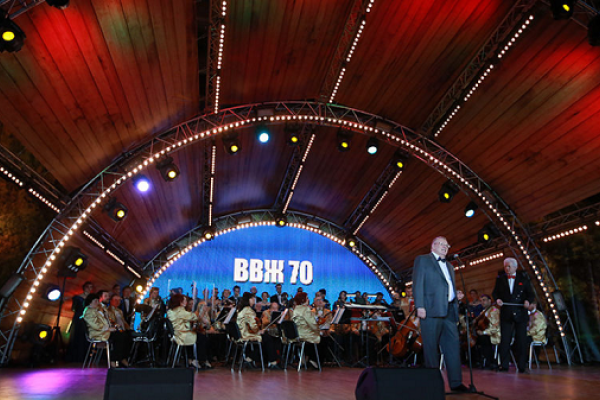 Жириновский в день своего 70-летия устроил народные гуляния в Москве: клоуны, скоморохи, пироги и блины