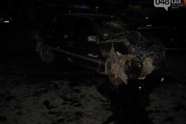 В центре Одессы ночью столкнулись три иномарки: пострадали 6 человек