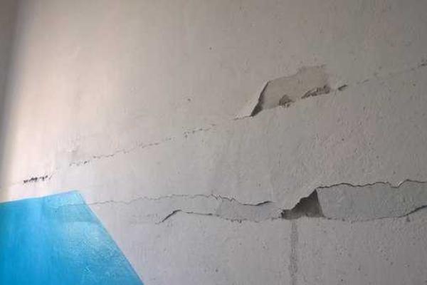 В Белой Церкви в жилом доме ночью прогремело два взрыва: пострадал 1 человек, подъезд остался без окон В Белой Церкви в жилом доме ночью прогремело два взрыва: пострадал 1 человек, подъезд остался без окон
