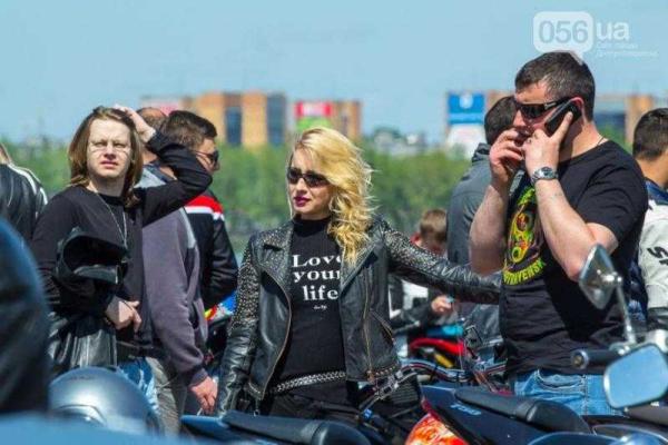 Сотни байкеров устроили мотопробег на набережной Днепропетровска Сотни байкеров устроили мотопробег на набережной Днепропетровска