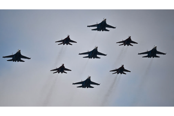 Россия активно готовится к майским праздникам: в Подмосковье прошла первая тренировка Парада Победы