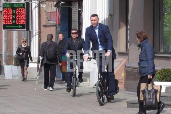 Киевляне стали свидетелями велосипедных "трюков" мэра города: Кличко грохнулся с электробайка Киевляне стали свидетелями велосипедных "трюков" мэра города: Кличко грохнулся с электробайка