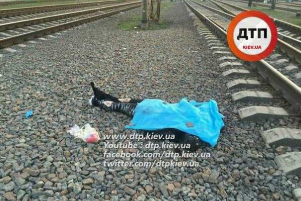 Под Киевом женщину, перебегавшую железнодорожные пути, разорвало поездом