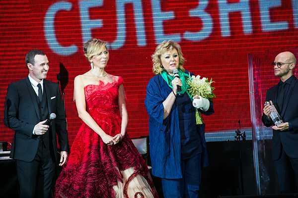 Актриса Наталья Селезнева поднялась на сцену для получения премии со сломанными ногой и рукой