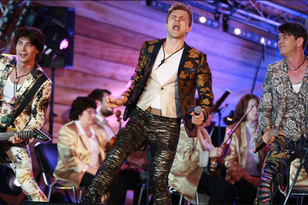 Жириновский в день своего 70-летия устроил народные гуляния в Москве: клоуны, скоморохи, пироги и блины