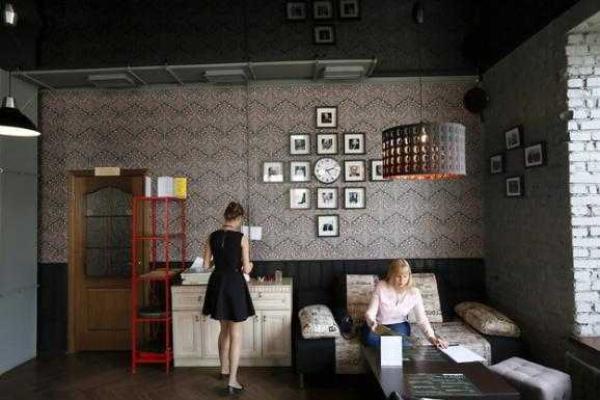 Жители Красноярска теперь пьют пиво и кофе в "путинском" кафе Жители Красноярска теперь пьют пиво и кофе в "путинском" кафе