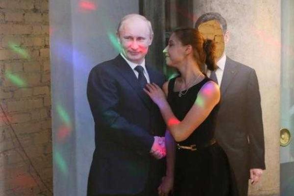 Жители Красноярска теперь пьют пиво и кофе в "путинском" кафе Жители Красноярска теперь пьют пиво и кофе в "путинском" кафе