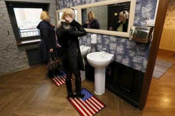 Жители Красноярска теперь пьют пиво и кофе в "путинском" кафе Жители Красноярска теперь пьют пиво и кофе в "путинском" кафе