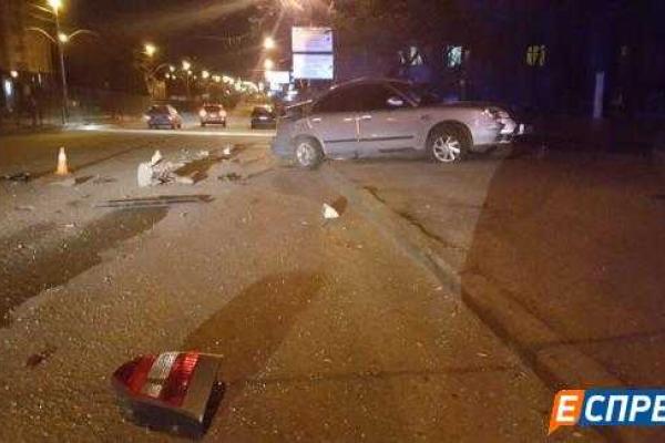 В Киеве пьяный водитель на джипе протаранил три легковушки и вылетел на рельсы скоростного трамвая