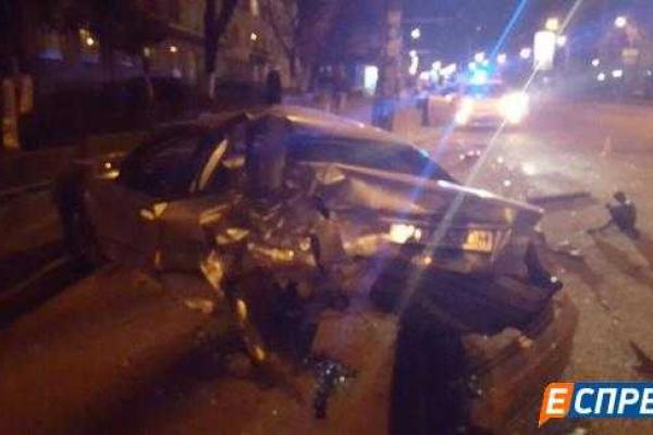 В Киеве пьяный водитель на джипе протаранил три легковушки и вылетел на рельсы скоростного трамвая
