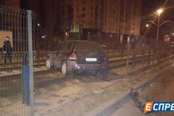 В Киеве пьяный водитель на джипе протаранил три легковушки и вылетел на рельсы скоростного трамвая