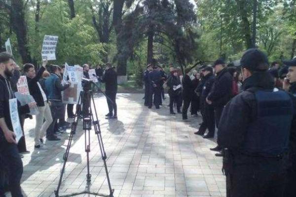 Под ВР собрались активисты двух противоборствующих лагерей: митингуют против однополых браков и гомофобии Под ВР собрались активисты двух противоборствующих лагерей: митингуют против однополых браков и гомофобии