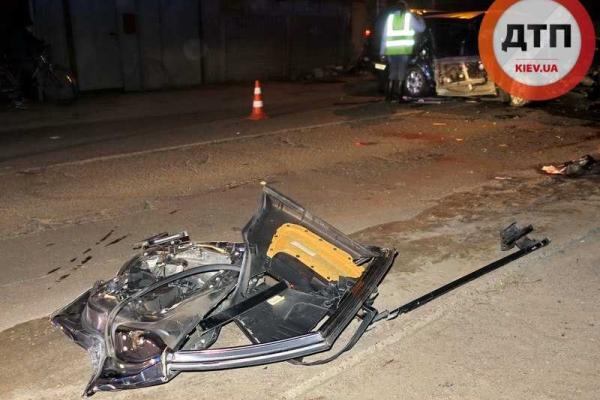 Под Киевом пьяный водитель на автомобиле "Форд" влетел в забор: 1 человек погиб, 4 - травмированы Под Киевом пьяный водитель на автомобиле "Форд" влетел в забор: 1 человек погиб, 4 - травмированы