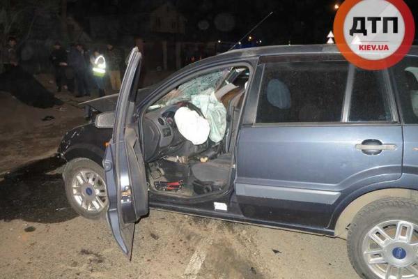 Под Киевом пьяный водитель на автомобиле "Форд" влетел в забор: 1 человек погиб, 4 - травмированы Под Киевом пьяный водитель на автомобиле "Форд" влетел в забор: 1 человек погиб, 4 - травмированы