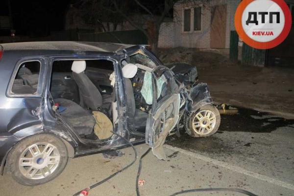 Под Киевом пьяный водитель на автомобиле "Форд" влетел в забор: 1 человек погиб, 4 - травмированы Под Киевом пьяный водитель на автомобиле "Форд" влетел в забор: 1 человек погиб, 4 - травмированы