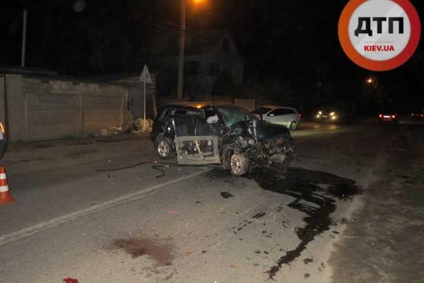Под Киевом пьяный водитель на автомобиле "Форд" влетел в забор: 1 человек погиб, 4 - травмированы Под Киевом пьяный водитель на автомобиле "Форд" влетел в забор: 1 человек погиб, 4 - травмированы