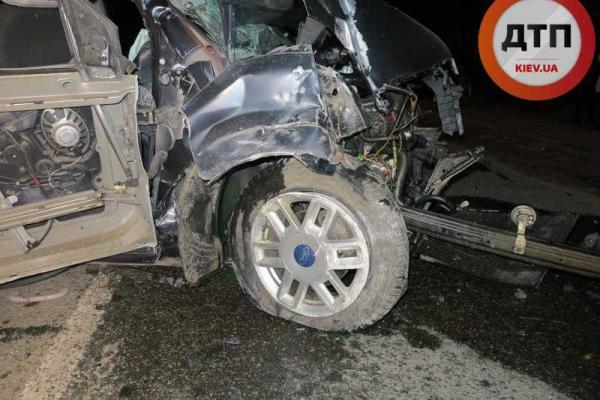 Под Киевом пьяный водитель на автомобиле "Форд" влетел в забор: 1 человек погиб, 4 - травмированы Под Киевом пьяный водитель на автомобиле "Форд" влетел в забор: 1 человек погиб, 4 - травмированы