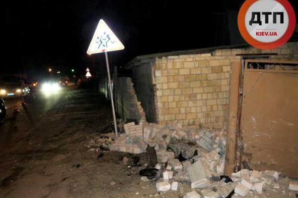 Под Киевом пьяный водитель на автомобиле "Форд" влетел в забор: 1 человек погиб, 4 - травмированы Под Киевом пьяный водитель на автомобиле "Форд" влетел в забор: 1 человек погиб, 4 - травмированы
