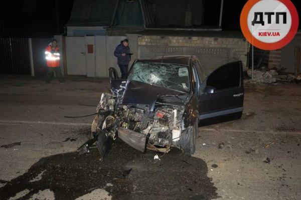 Под Киевом пьяный водитель на автомобиле "Форд" влетел в забор: 1 человек погиб, 4 - травмированы Под Киевом пьяный водитель на автомобиле "Форд" влетел в забор: 1 человек погиб, 4 - травмированы