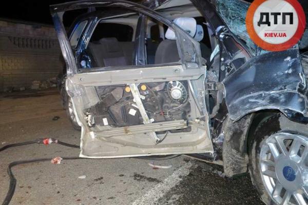 Под Киевом пьяный водитель на автомобиле "Форд" влетел в забор: 1 человек погиб, 4 - травмированы Под Киевом пьяный водитель на автомобиле "Форд" влетел в забор: 1 человек погиб, 4 - травмированы
