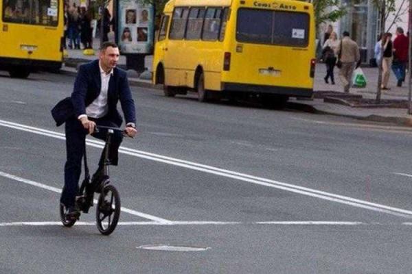 Киевляне стали свидетелями велосипедных "трюков" мэра города: Кличко грохнулся с электробайка Киевляне стали свидетелями велосипедных "трюков" мэра города: Кличко грохнулся с электробайка