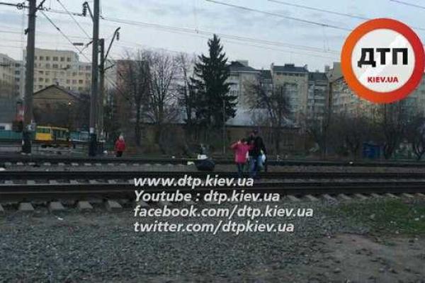 Под Киевом женщину, перебегавшую железнодорожные пути, разорвало поездом