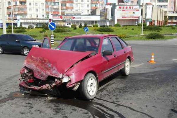 В Ровно дорогу не поделили иномарка "Ford" и маршрутное такси