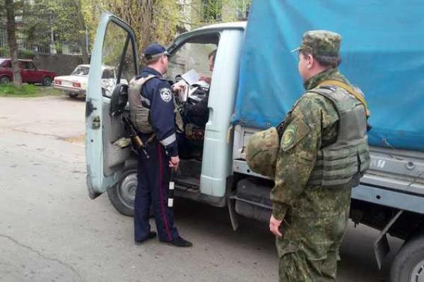 В поселке под Мариуполем для охраны правопорядка на маршрут выехала группа быстрого реагирования В поселке под Мариуполем для охраны правопорядка на маршрут выехала группа быстрого реагирования