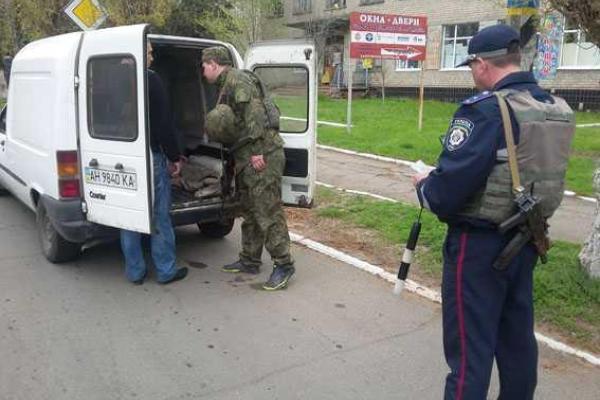 В поселке под Мариуполем для охраны правопорядка на маршрут выехала группа быстрого реагирования В поселке под Мариуполем для охраны правопорядка на маршрут выехала группа быстрого реагирования