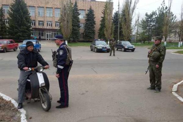 В поселке под Мариуполем для охраны правопорядка на маршрут выехала группа быстрого реагирования В поселке под Мариуполем для охраны правопорядка на маршрут выехала группа быстрого реагирования