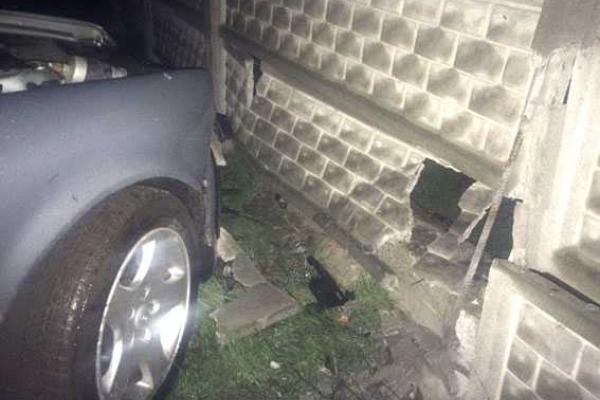 В Ровно водитель "Audi 100" влетел в дерево и, бросив раненую пассажирку, сбежал с места ДТП В Ровно водитель "Audi 100" влетел в дерево и, бросив раненую пассажирку, сбежал с места ДТП