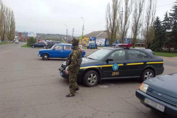 В поселке под Мариуполем для охраны правопорядка на маршрут выехала группа быстрого реагирования В поселке под Мариуполем для охраны правопорядка на маршрут выехала группа быстрого реагирования