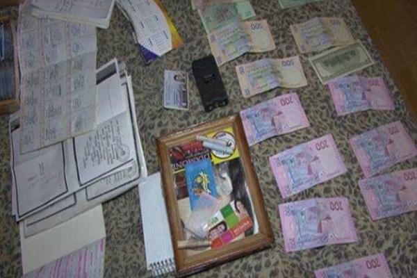 В Печерском районе Киева полиция обнаружила массажный салон с "клубничкой" В Печерском районе Киева полиция обнаружила массажный салон с "клубничкой"