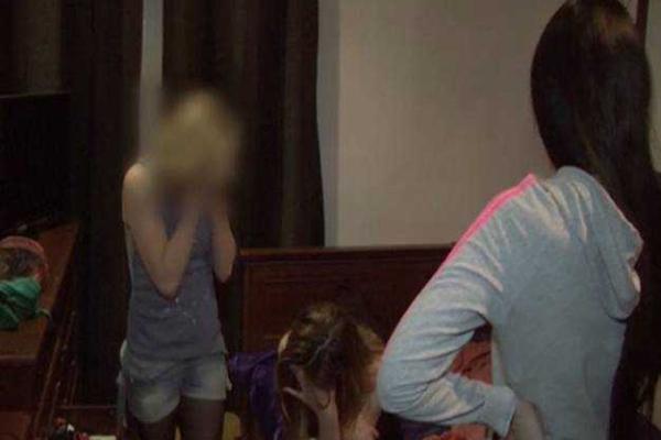 В Печерском районе Киева полиция обнаружила массажный салон с "клубничкой" В Печерском районе Киева полиция обнаружила массажный салон с "клубничкой"