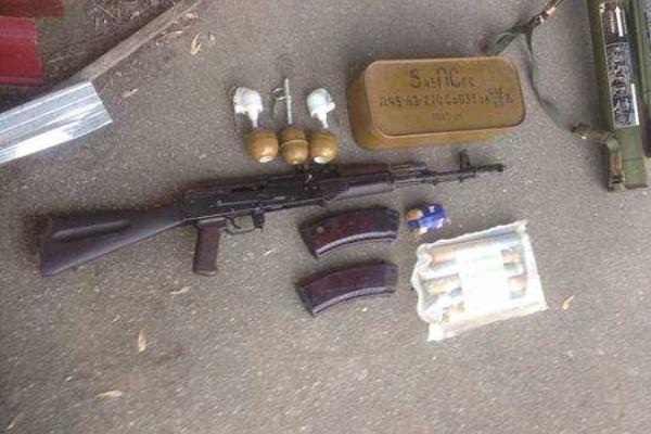 На Киевщине задержали местного жителя, который "коллекционировал" оружие, привезенное из зоны АТО На Киевщине задержали местного жителя, который "коллекционировал" оружие, привезенное из зоны АТО