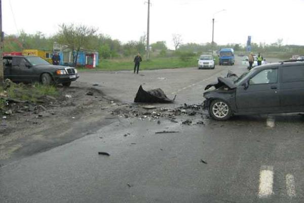 На трассе "Харьков - Симферополь" автомобиль "Mercedes" влетел в легковушку: 5 человек пострадали