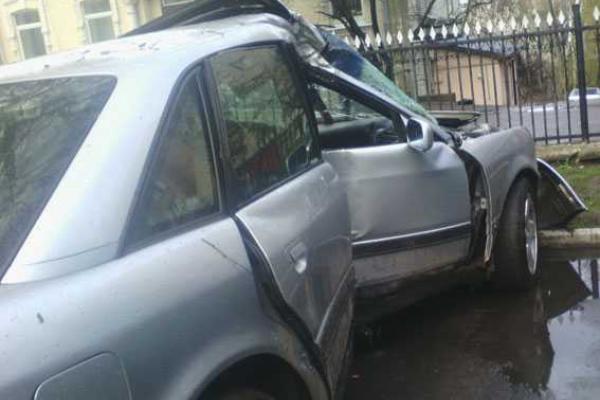 В Ровно водитель "Audi 100" влетел в дерево и, бросив раненую пассажирку, сбежал с места ДТП В Ровно водитель "Audi 100" влетел в дерево и, бросив раненую пассажирку, сбежал с места ДТП