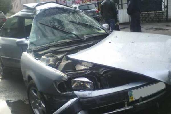 В Ровно водитель "Audi 100" влетел в дерево и, бросив раненую пассажирку, сбежал с места ДТП В Ровно водитель "Audi 100" влетел в дерево и, бросив раненую пассажирку, сбежал с места ДТП
