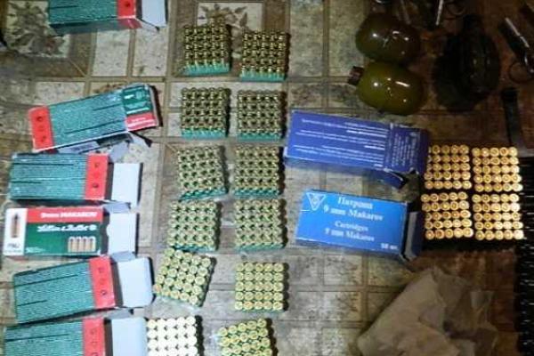 В Киеве в одном из гаражей обнаружен целый арсенал оружия и боеприпасов В Киеве в одном из гаражей обнаружен целый арсенал оружия и боеприпасов