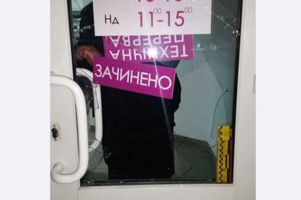 В Ровно ночью обчистили магазин: воры унесли мобильные телефоны на сумму свыше 220 тысяч гривен В Ровно ночью обчистили магазин: воры унесли мобильные телефоны на сумму свыше 220 тысяч гривен