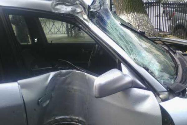 В Ровно водитель "Audi 100" влетел в дерево и, бросив раненую пассажирку, сбежал с места ДТП В Ровно водитель "Audi 100" влетел в дерево и, бросив раненую пассажирку, сбежал с места ДТП