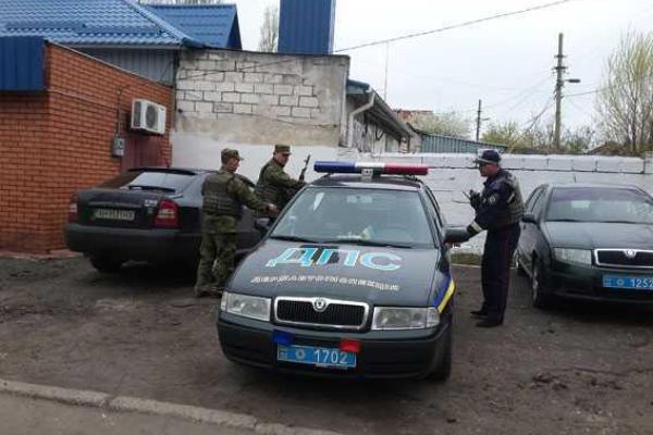 В поселке под Мариуполем для охраны правопорядка на маршрут выехала группа быстрого реагирования В поселке под Мариуполем для охраны правопорядка на маршрут выехала группа быстрого реагирования