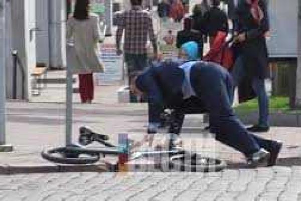 Киевляне стали свидетелями велосипедных "трюков" мэра города: Кличко грохнулся с электробайка Киевляне стали свидетелями велосипедных "трюков" мэра города: Кличко грохнулся с электробайка