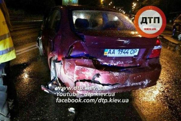 В Киеве пьяный водитель за рулем "ЗАЗ" "уделал" две иномарки - "BMW" и "Dacia Logan"