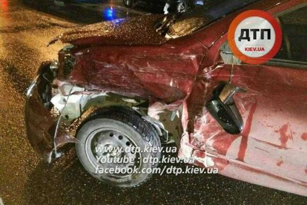 В Киеве пьяный водитель за рулем "ЗАЗ" "уделал" две иномарки - "BMW" и "Dacia Logan"