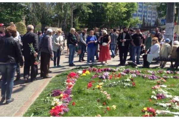 В Одессе на Куликовом поле становится "жарко": люди требуют пропустить их к Дому профсоюзов В Одессе на Куликовом поле становится "жарко": люди требуют пропустить их к Дому профсоюзов