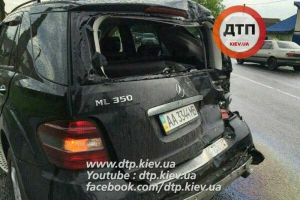 В Киеве пьяный водитель грузовика на полной скорости протаранил "Mercedes"