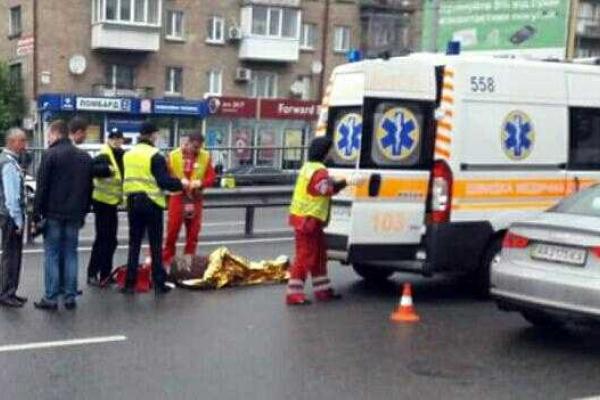 В Киеве мужчина, убегающий от полиции, угодил под автобус с иностранными туристами В Киеве мужчина, убегающий от полиции, угодил под автобус с иностранными туристами