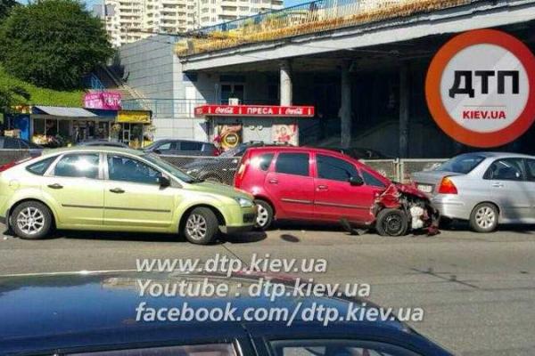 Масштабное ДТП в Киеве: разбиты 12 автомобилей, образовался огромный затор на дороге Масштабное ДТП в Киеве: разбиты 12 автомобилей, образовался огромный затор на дороге