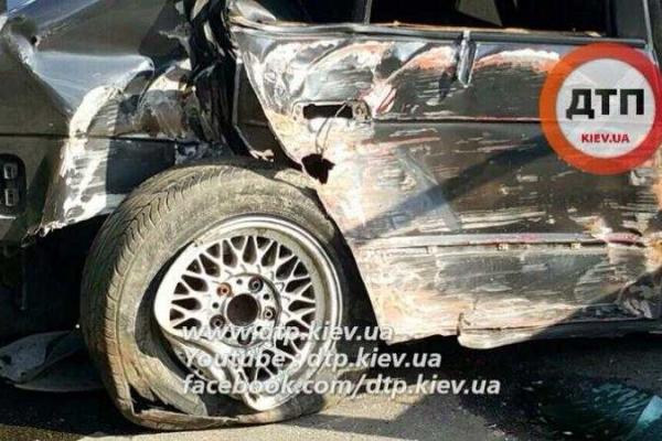 В Киеве пьяный водитель на "BMW" влетел в столб и сбежал с места аварии В Киеве пьяный водитель на "BMW" влетел в столб и сбежал с места аварии